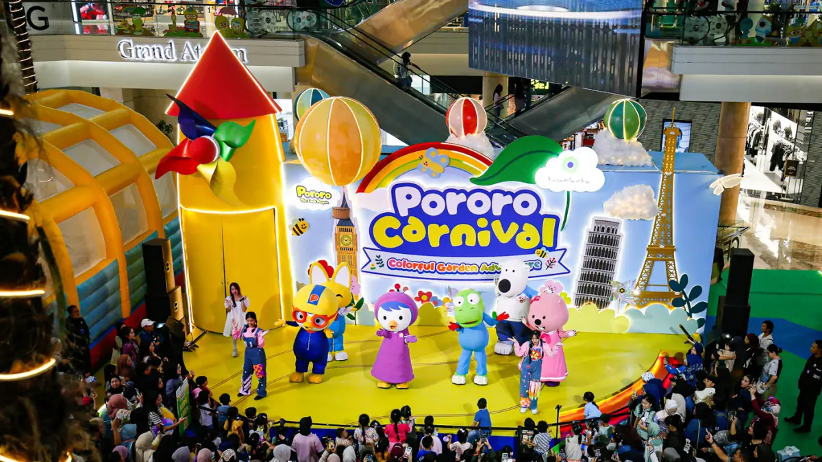 Anak-anak bermain di arena Pororo Carnival: Colorful Garden Adventure di Mal Kota Kasablanka, Jakarta, Jumat (12/6/2026). (Salman Toyibi/Jawa Pos)