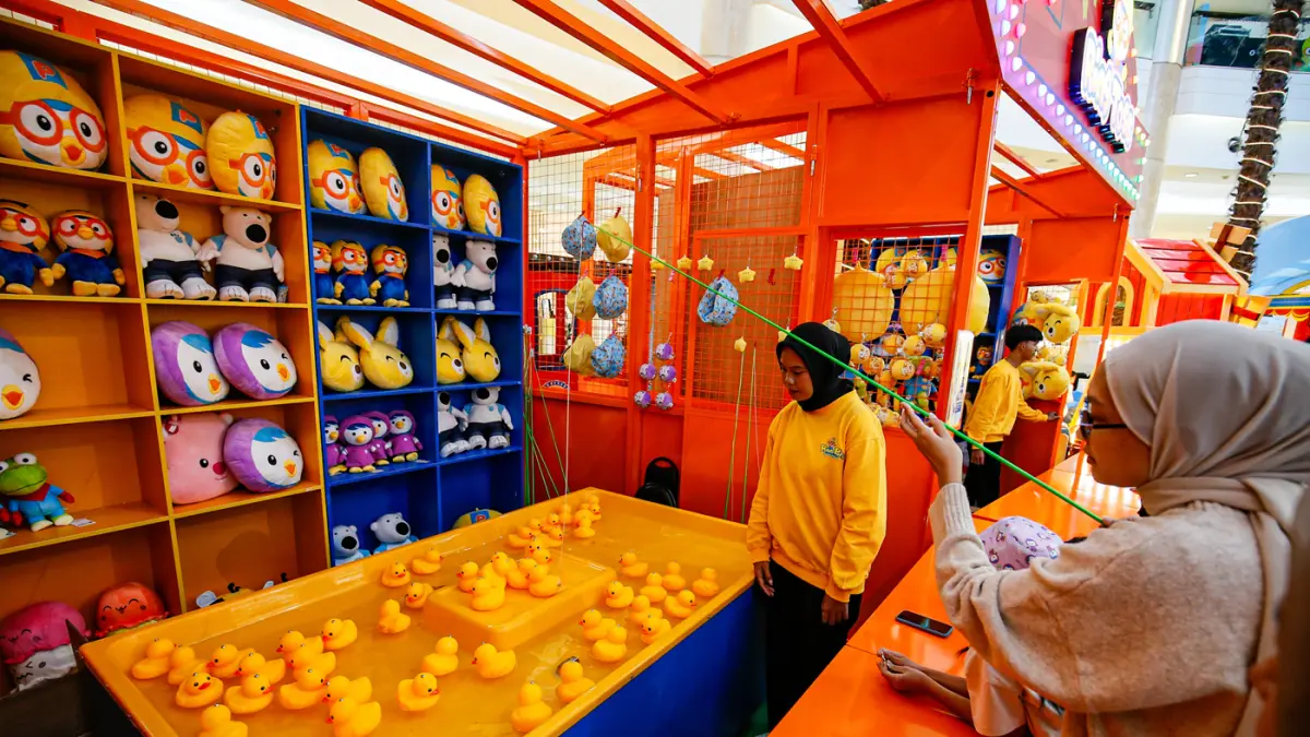 Anak-anak bermain di arena Pororo Carnival: Colorful Garden Adventure di Mal Kota Kasablanka, Jakarta, Jumat (12/6/2026). (Salman Toyibi/Jawa Pos)