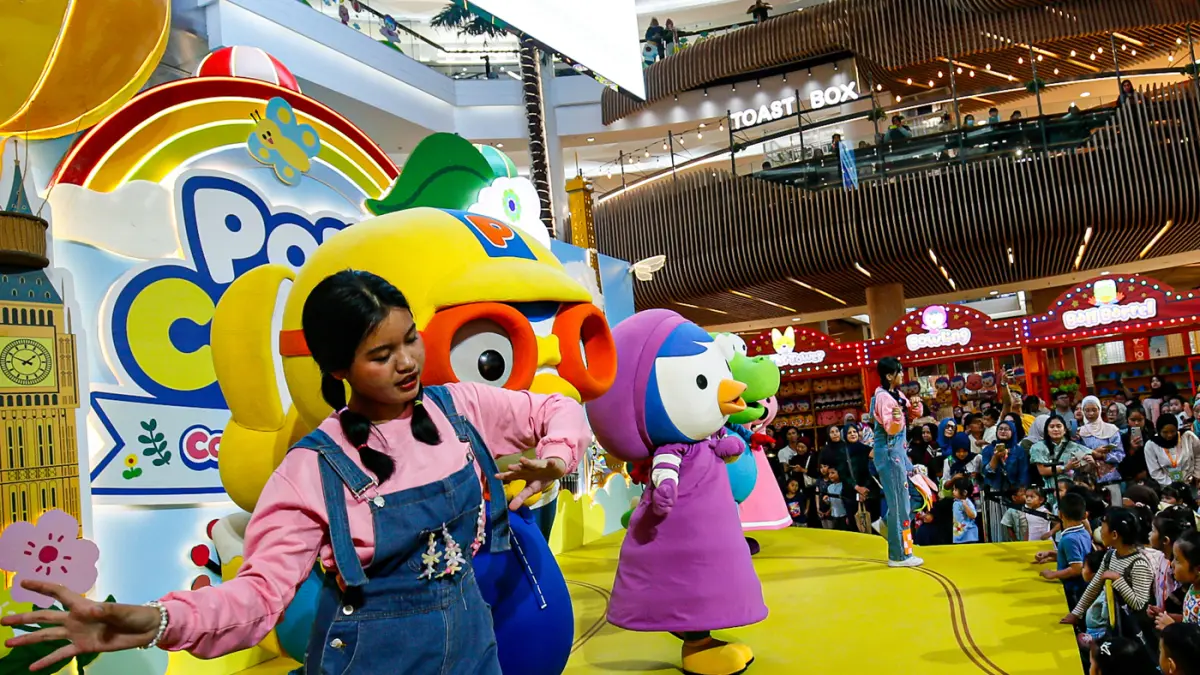 Anak-anak bermain di arena Pororo Carnival: Colorful Garden Adventure di Mal Kota Kasablanka, Jakarta, Jumat (12/6/2026). (Salman Toyibi/Jawa Pos)