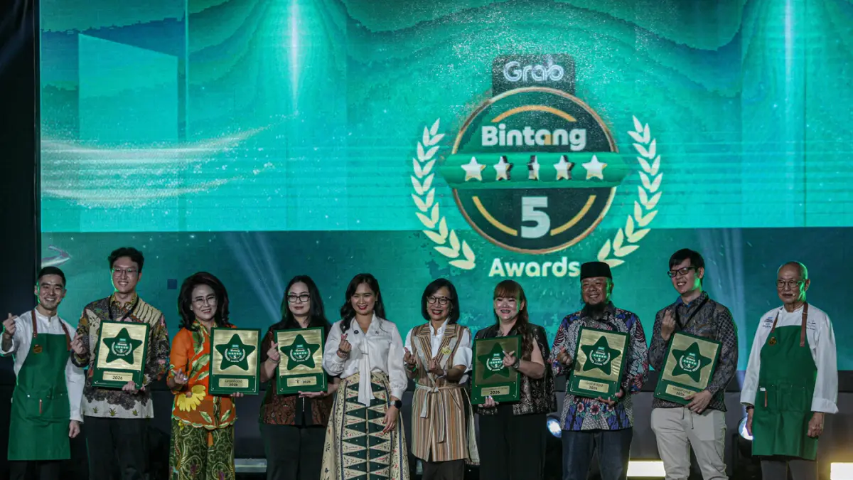 Foto bersama dengan para penerima penghargaan saat acara penganugrahan Grab Bintang 5 di Jakarta, Jumat (12/06/2026). (Hanung Hambara/ Jawa Pos)