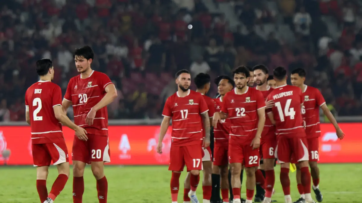 Para pemain Timnas Indonesia menyapa suporter usai pertandingan melawan Mozambik pada laga FIFA Matchday di Stadion Utama Gelora Bung Karno (SUGBK), Senayan, Jakarta, Selasa (9/6/2026). (Dery Ridwansah/ JawaPos.com)