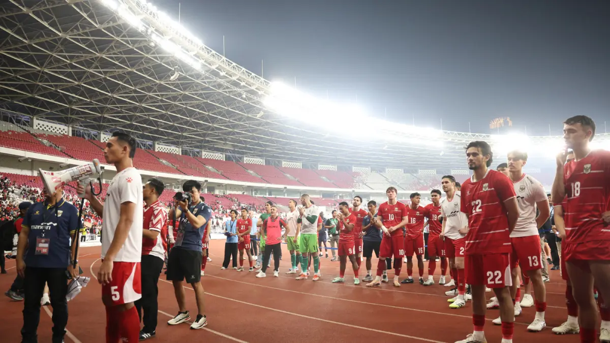 Para pemain Timnas Indonesia menyapa suporter usai pertandingan melawan Mozambik pada laga FIFA Matchday di Stadion Utama Gelora Bung Karno (SUGBK), Senayan, Jakarta, Selasa (9/6/2026). (Dery Ridwansah/ JawaPos.com)