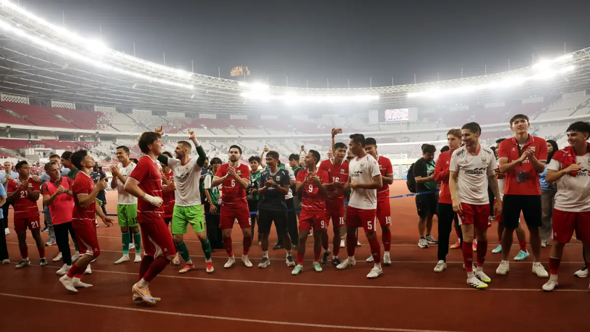 Para pemain Timnas Indonesia menyapa suporter usai pertandingan melawan Mozambik pada laga FIFA Matchday di Stadion Utama Gelora Bung Karno (SUGBK), Senayan, Jakarta, Selasa (9/6/2026).