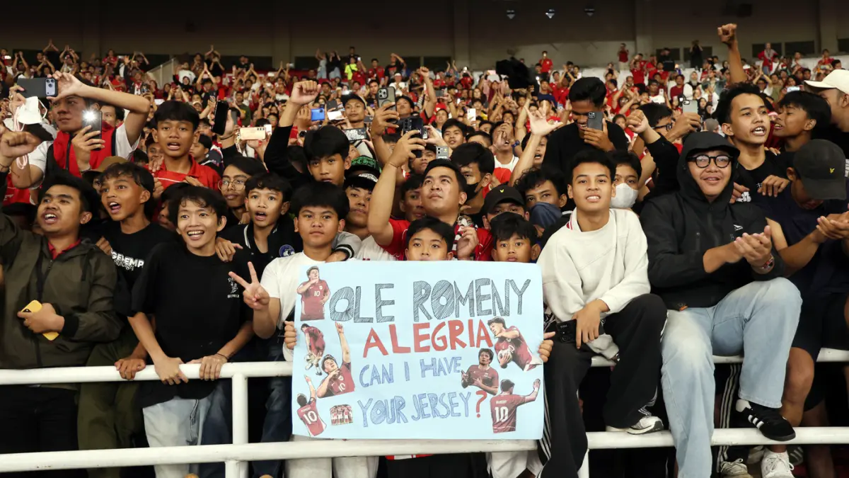 Para suporter Timnas Indonesia pada pertandingan melawan Mozambik pada laga FIFA Matchday di Stadion Utama Gelora Bung Karno (SUGBK), Senayan, Jakarta, Selasa (9/6/2026). (Dery Ridwansah/ JawaPos.com)