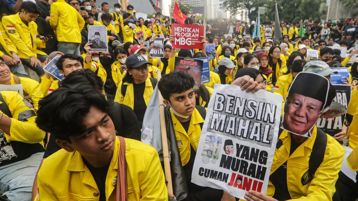 Sejumlah mahasiswa mengikuti aksi ujuk rasa di jalan Jendral Sudirman, Jakarta, Jumat (12/6/2026). (Salman Toyibi/Jawa Pos)