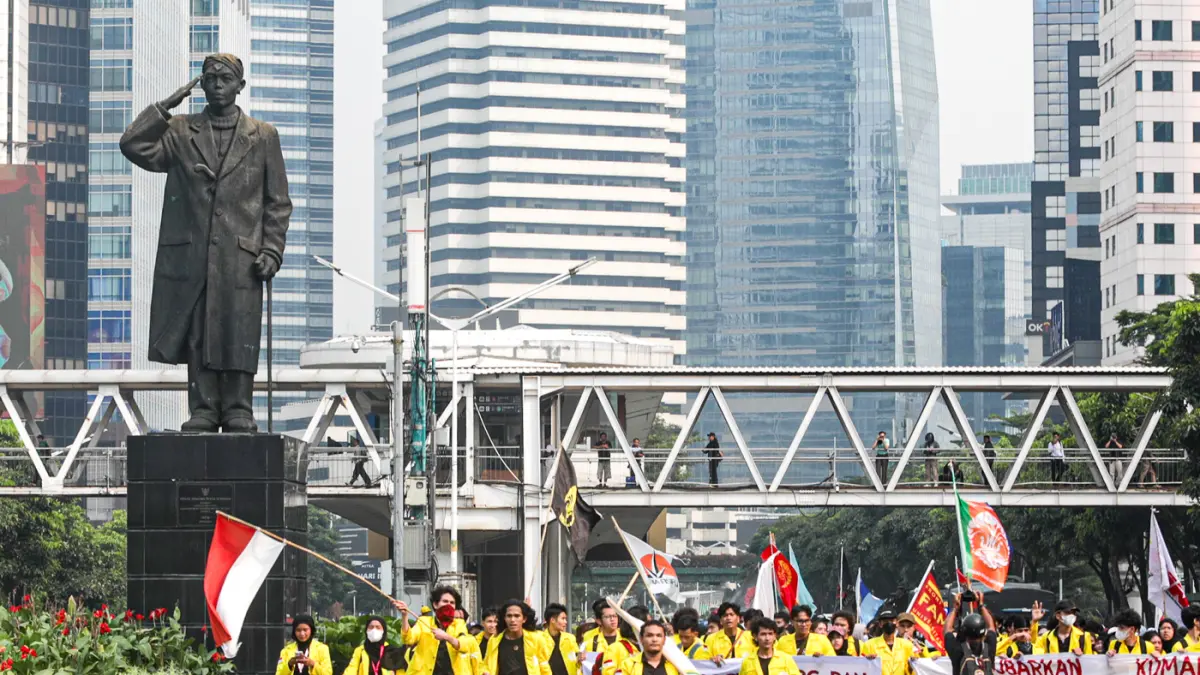 Sejumlah mahasiswa mengikuti aksi ujuk rasa di jalan Jendral Sudirman, Jakarta, Jumat (12/6/2026). (Salman Toyibi/Jawa Pos)