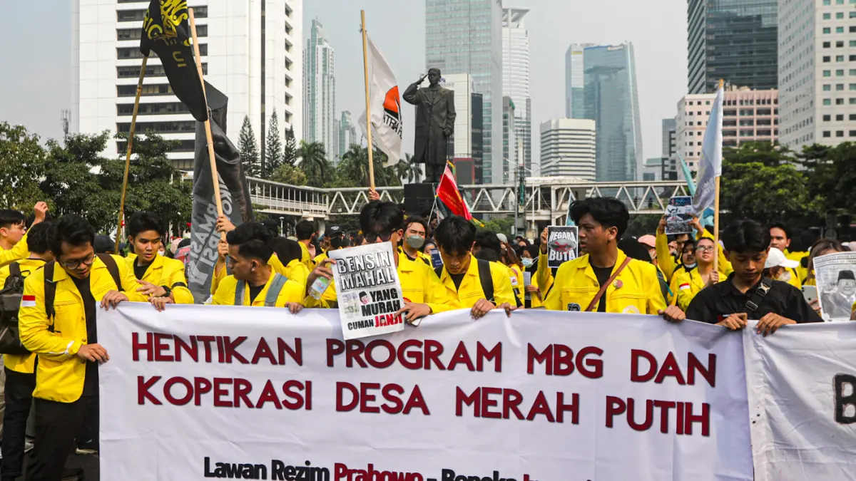 Sejumlah mahasiswa mengikuti aksi ujuk rasa di jalan Jendral Sudirman, Jakarta, Jumat (12/6/2026). (Salman Toyibi/Jawa Pos)