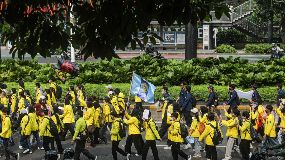 Sejumlah mahasiswa mengikuti aksi ujuk rasa di jalan Jendral Sudirman, Jakarta, Jumat (12/6/2026). (Salman Toyibi/Jawa Pos)