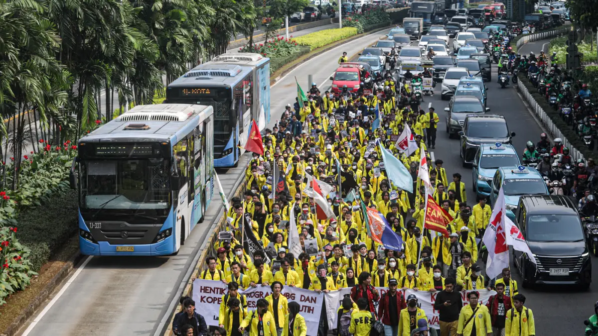 Sejumlah mahasiswa mengikuti aksi ujuk rasa di jalan Jendral Sudirman, Jakarta, Jumat (12/6/2026). (Salman Toyibi/Jawa Pos)
