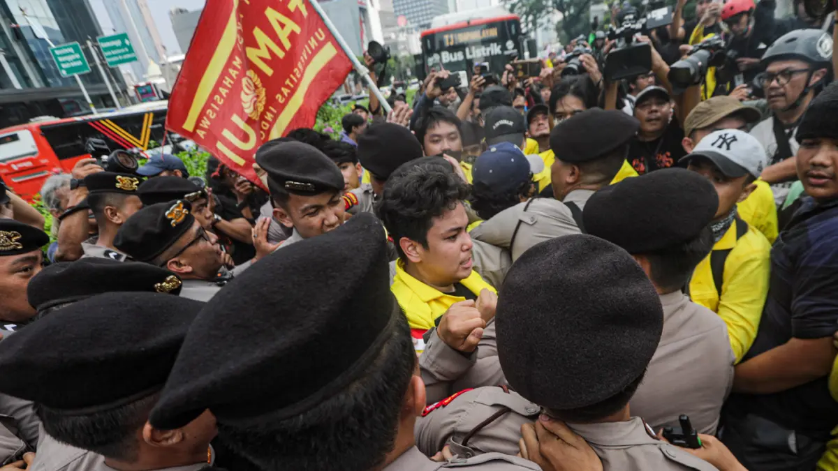 Sejumlah mahasiswa mengikuti aksi ujuk rasa di jalan Jendral Sudirman, Jakarta, Jumat (12/6/2026). (Salman Toyibi/Jawa Pos)