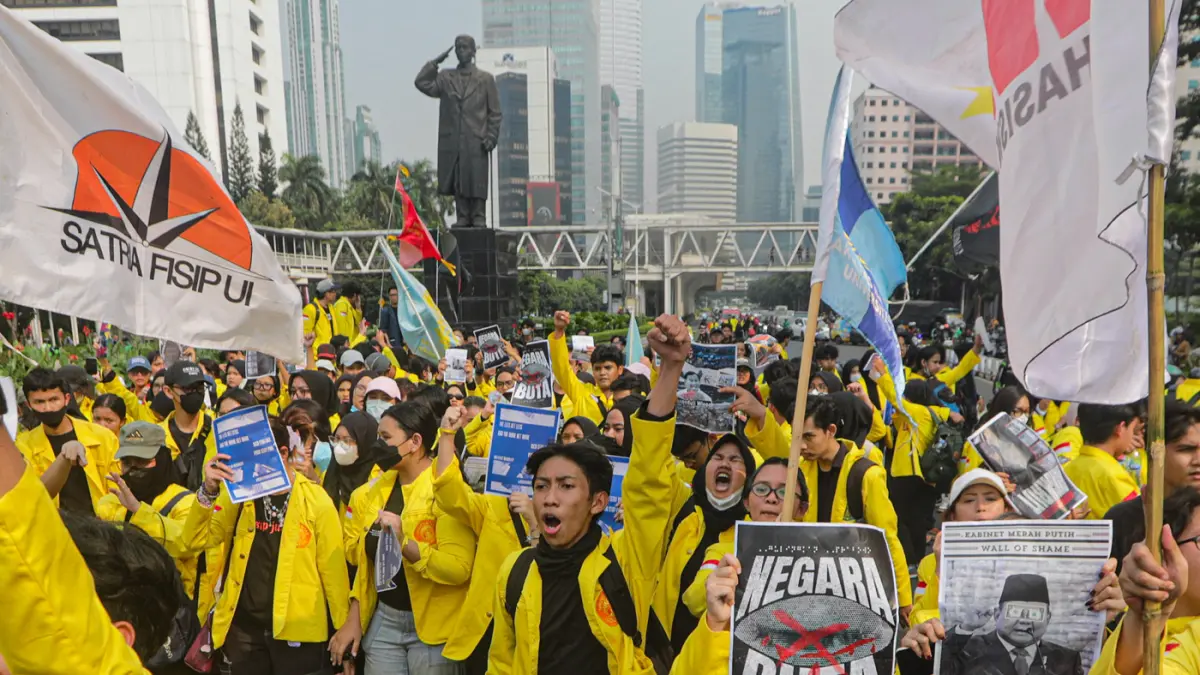 Sejumlah mahasiswa mengikuti aksi ujuk rasa di jalan Jendral Sudirman, Jakarta, Jumat (12/6/2026). (Salman Toyibi/Jawa Pos)