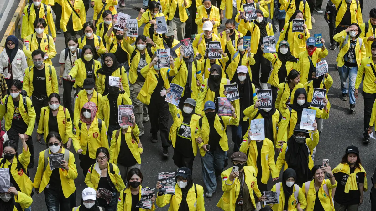 Sejumlah mahasiswa mengikuti aksi ujuk rasa di jalan Jendral Sudirman, Jakarta, Jumat (12/6/2026). (Salman Toyibi/Jawa Pos)