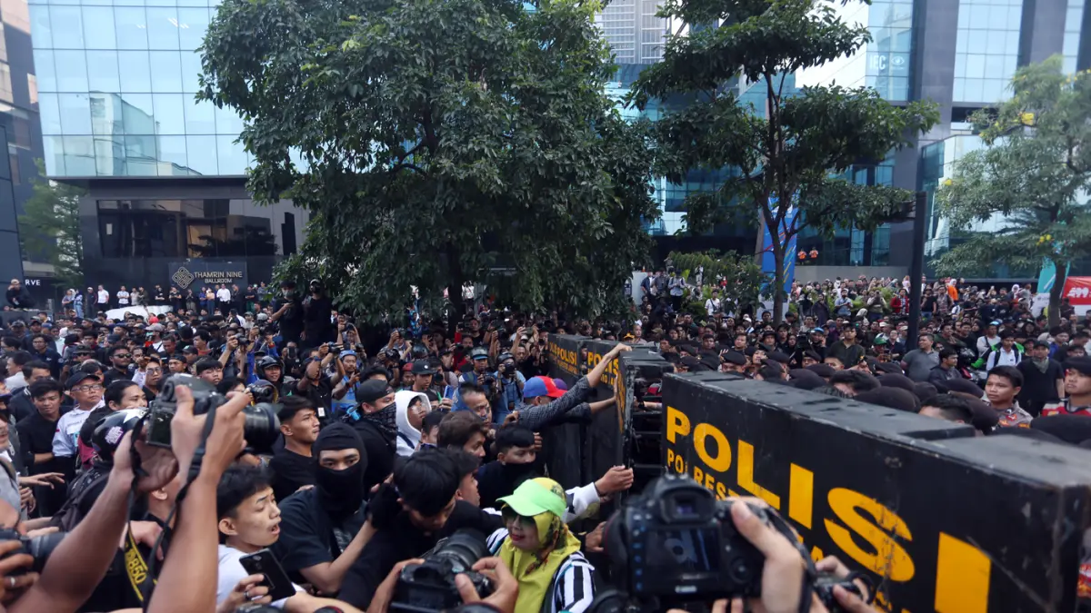Sejumlah masa aksi berusaha membuka blokade yang dilakukan pihak kepolisian di jalan Jendral Sudirman, Jakarta, Jumat (12/6/2026). (Dery Ridwansah/ JawaPos.com)
