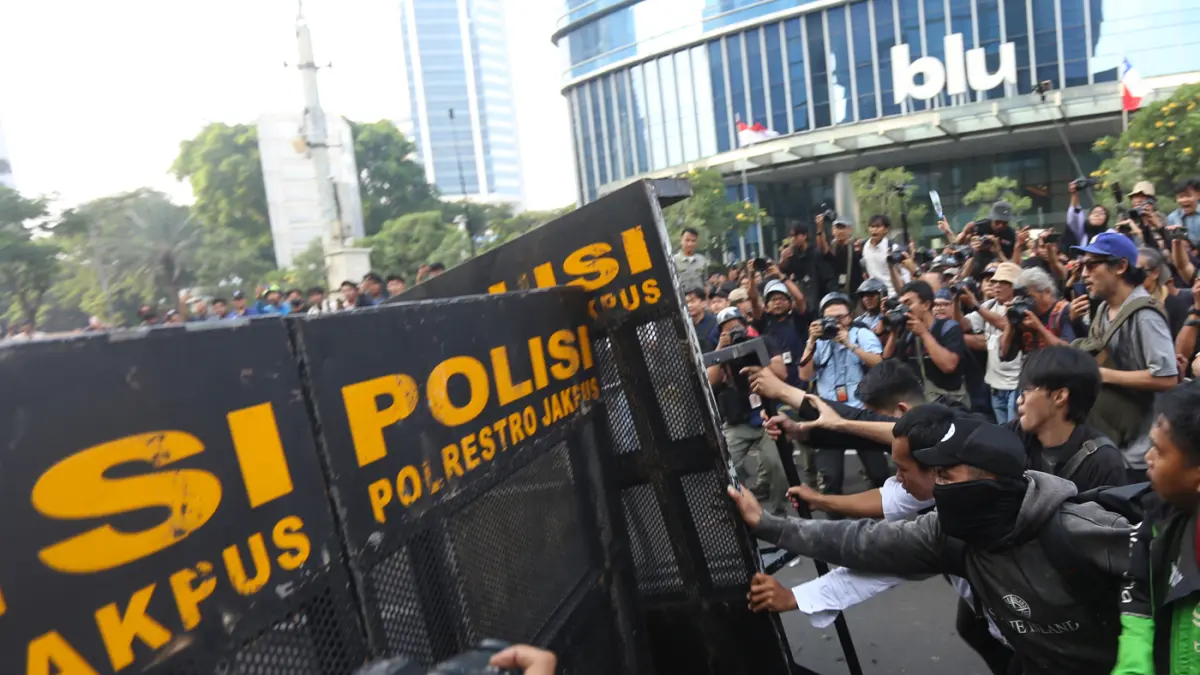 Sejumlah masa aksi berusaha membuka blokade yang dilakukan pihak kepolisian di jalan Jendral Sudirman, Jakarta, Jumat (12/6/2026). (Dery Ridwansah/ JawaPos.com)