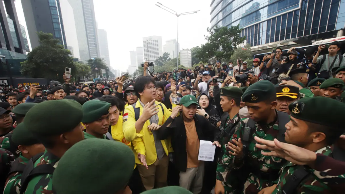 Sejumlah masa aksi berusaha membuka blokade yang dilakukan pihak kepolisian di jalan Jendral Sudirman, Jakarta, Jumat (12/6/2026). (Dery Ridwansah/ JawaPos.com)