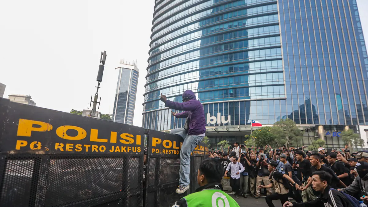 Sejumlah masa aksi berusaha membuka blokade yang dilakukan pihak kepolisian di jalan Jendral Sudirman, Jakarta, Jumat (12/6/2026). (Salman Toyibi/Jawa Pos)