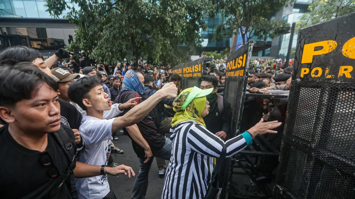 Sejumlah masa aksi berusaha membuka blokade yang dilakukan pihak kepolisian di jalan Jendral Sudirman, Jakarta, Jumat (12/6/2026). (Salman Toyibi/Jawa Pos)