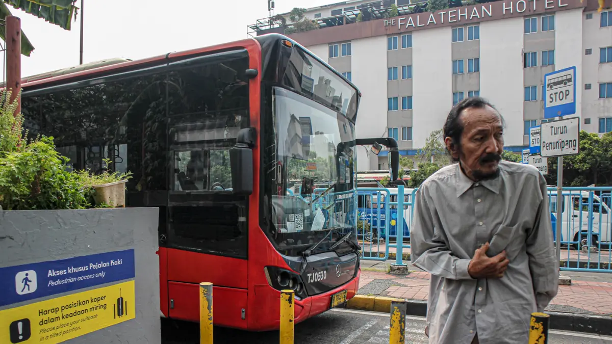 Sejumlah penumpang menunggu kedatangan bus TransJakarta tujuan Bandara Soekarno-Hatta di terminal Blok M, Jakarta, Jumat (12/06/2026). (Hanung Hambara/Jawa Pos)