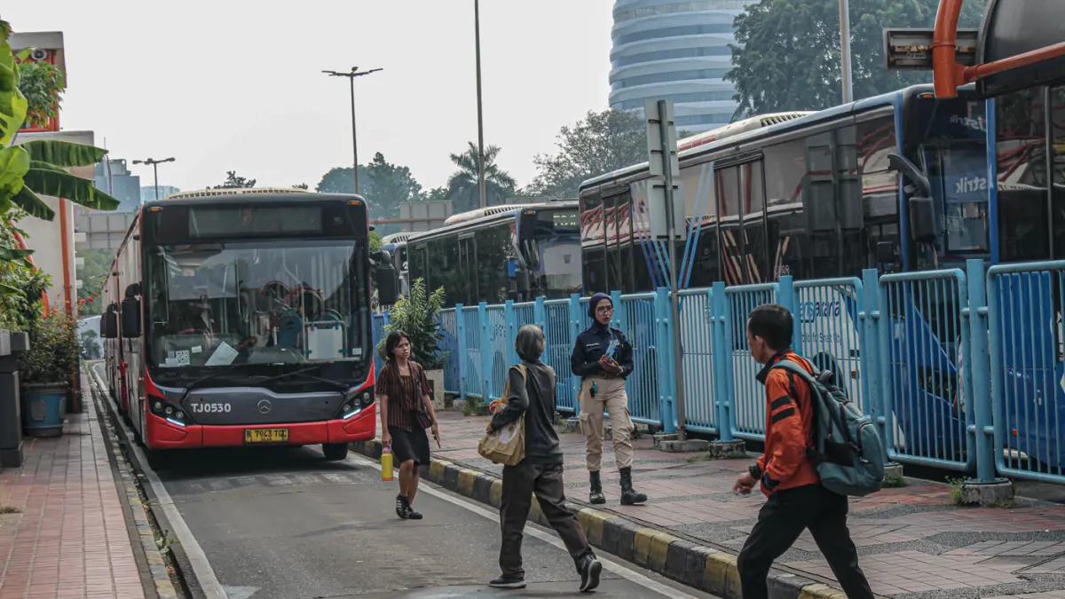 Sejumlah penumpang menunggu kedatangan bus TransJakarta tujuan Bandara Soekarno-Hatta di terminal Blok M, Jakarta, Jumat (12/06/2026). (Hanung Hambara/Jawa Pos)