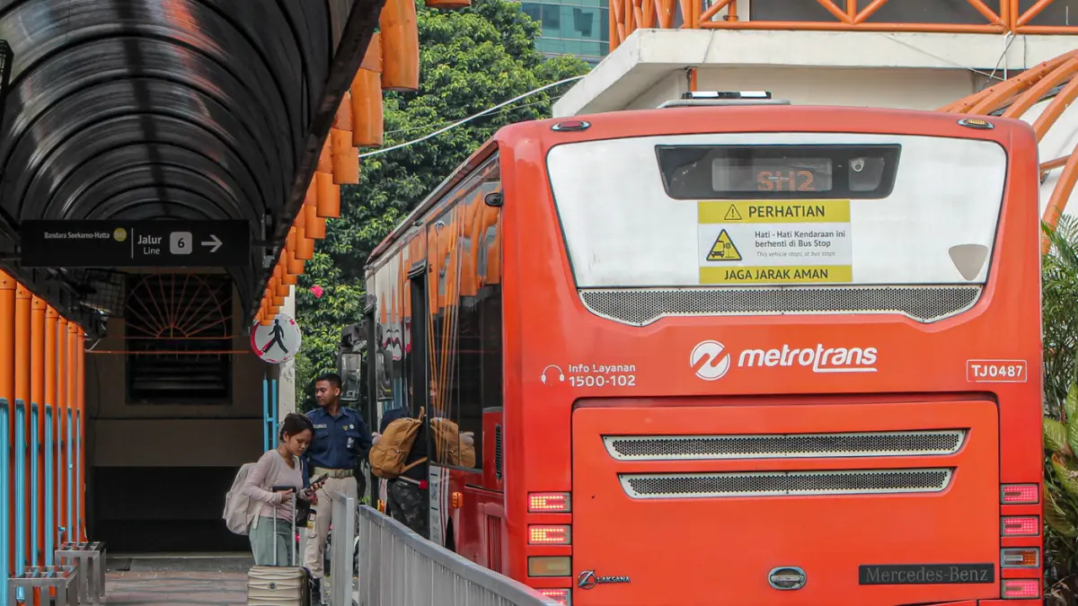 Sejumlah penumpang menunggu kedatangan bus TransJakarta tujuan Bandara Soekarno-Hatta di terminal Blok M, Jakarta, Jumat (12/06/2026). (Hanung Hambara/Jawa Pos)