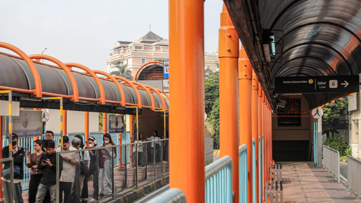 Sejumlah penumpang menunggu kedatangan bus TransJakarta tujuan Bandara Soekarno-Hatta di terminal Blok M, Jakarta, Jumat (12/06/2026). (Hanung Hambara/Jawa Pos)