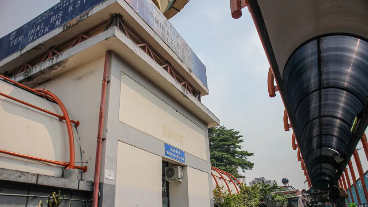 Sejumlah penumpang menunggu kedatangan bus TransJakarta tujuan Bandara Soekarno-Hatta di terminal Blok M, Jakarta, Jumat (12/06/2026). (Hanung Hambara/Jawa Pos)