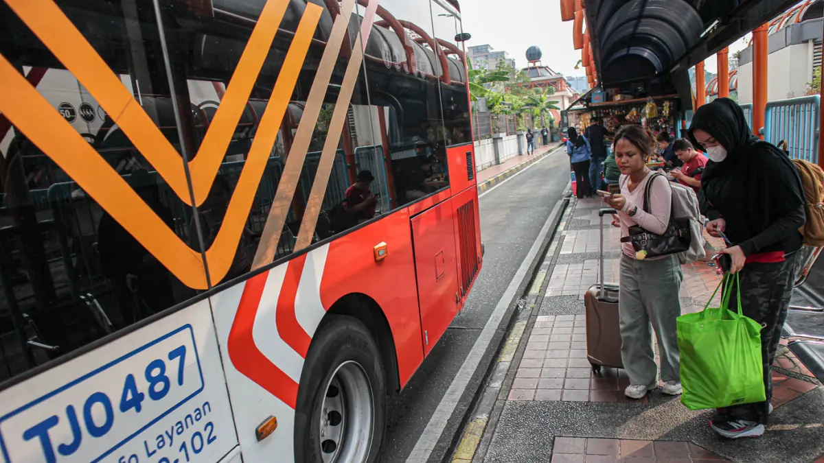Sejumlah penumpang menunggu kedatangan bus TransJakarta tujuan Bandara Soekarno-Hatta di terminal Blok M, Jakarta, Jumat (12/06/2026). (Hanung Hambara/Jawa Pos)