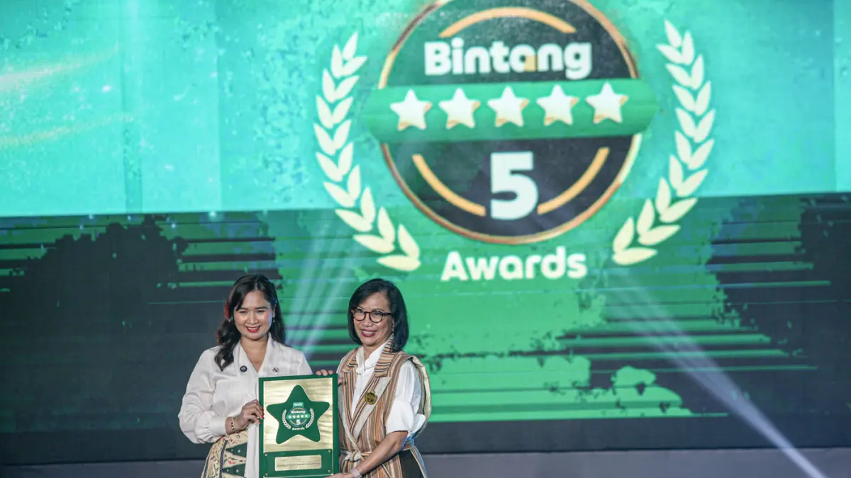 Wakil Menteri Pariwisata (Wamenpar) Republik Indonesia Ni Luh Puspa (kiri) menerima token of appreciation dari CEO Grab Indonesia Neneng Goenadi saat acara penganugrahan Grab Bintang 5 di Jakarta, Jumat (12/06/2026). (Hanung Hambara/ Jawa Pos)