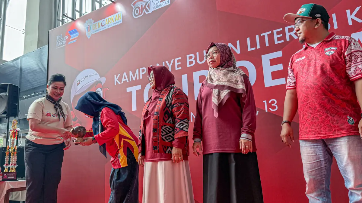 Head of Region Jakarta CIMB Niaga Adeline Hendarto (kiri) menyerahkan token of appreciation kepada peserta saat kegiatan Tour de Bank di Kantor Cabang CIMB Niaga Bintaro, Tangerang Selatan, Sabtu (13/6/2026). (Hanung Hambara/Jawa Pos)