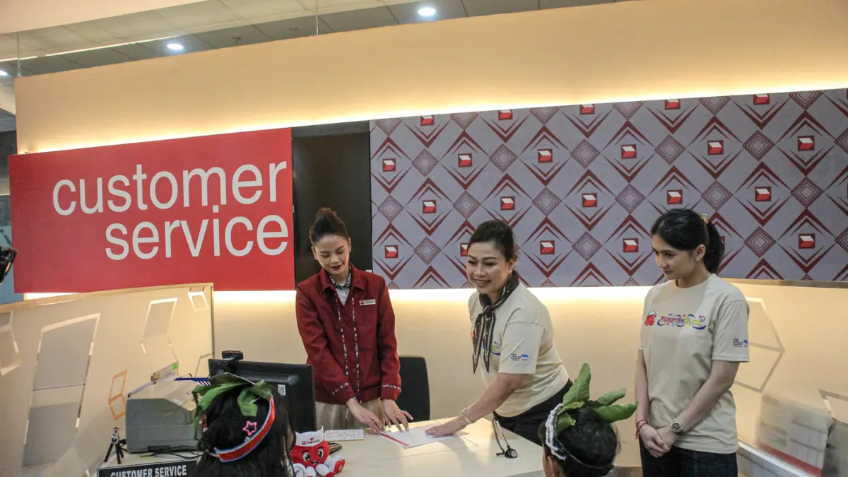 Head of Region Jakarta CIMB Niaga Adeline Hendarto (tengah) menjelaskan fungsi perbankan kepada para peserta kegiatan Tour de Bank di Kantor Cabang CIMB Niaga Bintaro, Tangerang Selatan, Sabtu (13/6/2026). (Hanung Hambara/Jawa Pos)