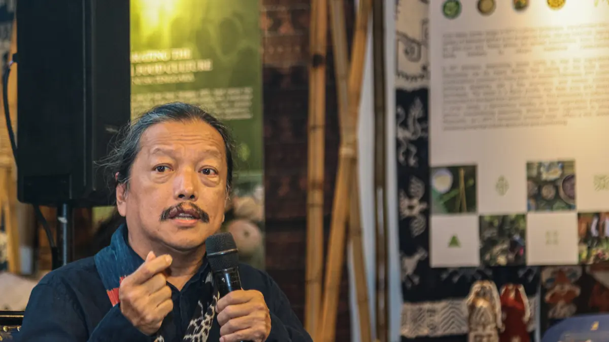 Ketua Panitia Weaving Wonders Yori Antar melihat pameran Weaving Wonders di Jakarta, Sabtu (13/06/2026).