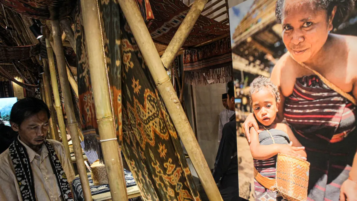 Pengunjung melihat pameran Weaving Wonders di Jakarta, Sabtu (13/06/2026).