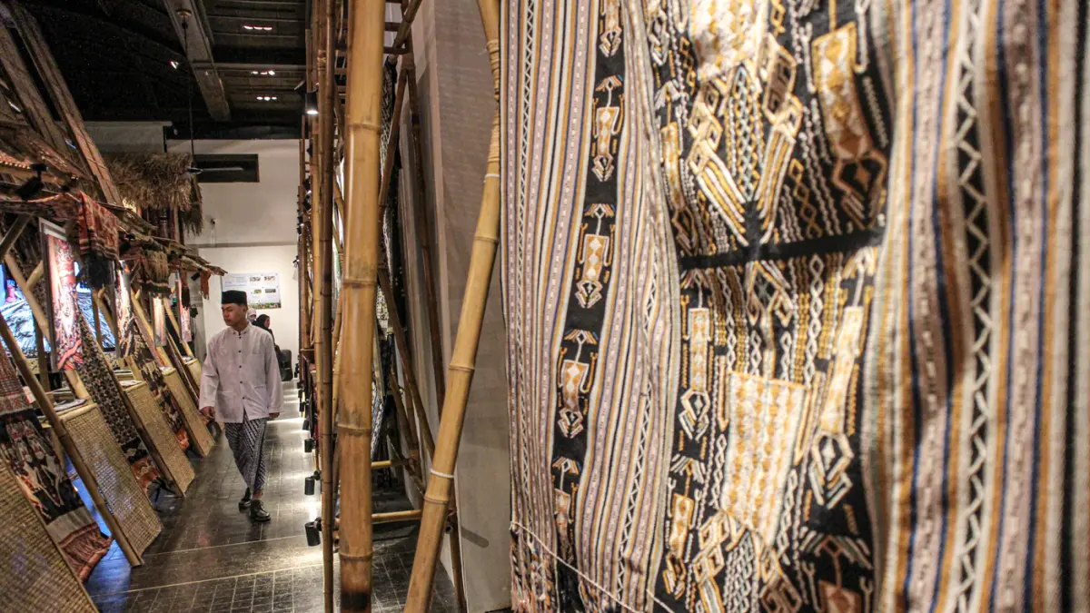 Pengunjung melihat pameran Weaving Wonders di Jakarta, Sabtu (13/06/2026).