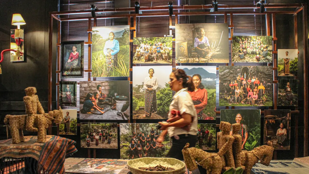Pengunjung melihat pameran Weaving Wonders di Jakarta, Sabtu (13/06/2026).