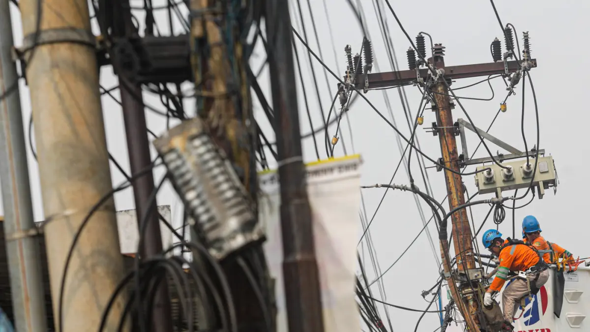 Petugas PLN melalukan perawatan jaringan listrik di Sawangan, Depok, Jawa Barat, Sabtu (13/6/2026). (Salman Toyibi/Jawa Pos)