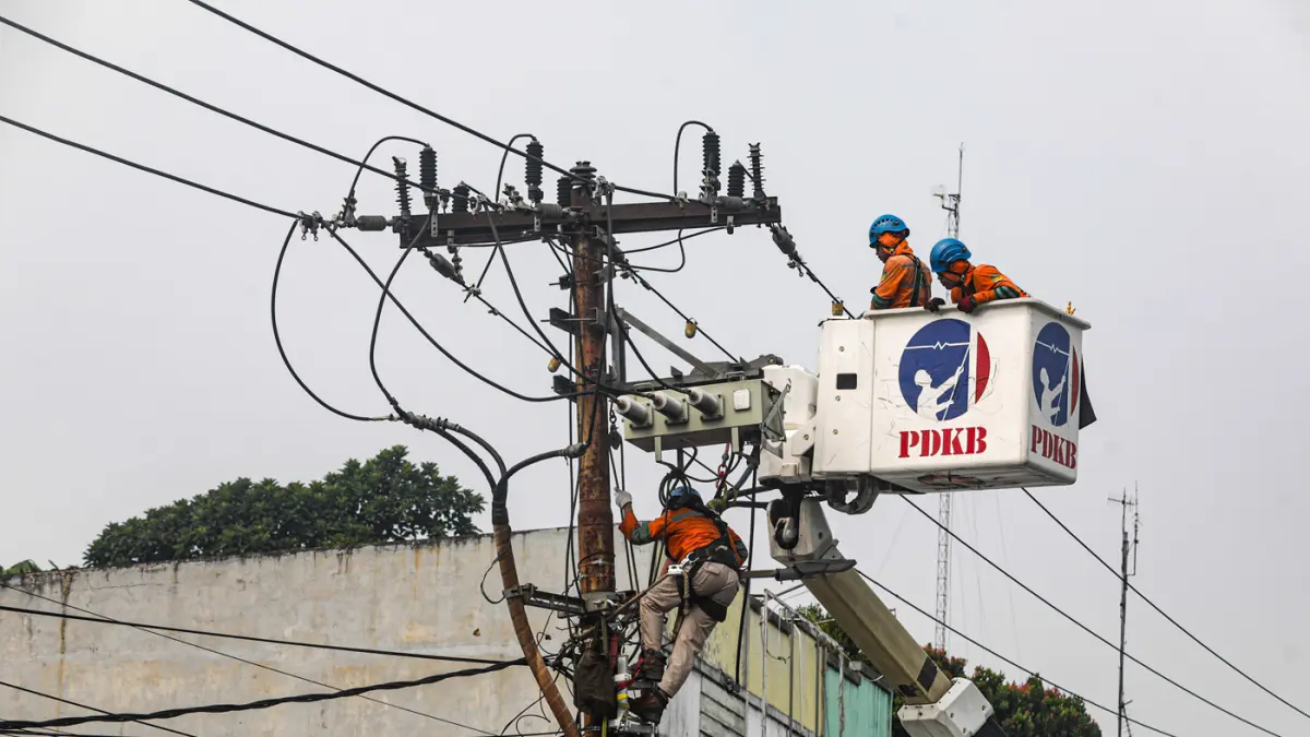 Petugas PLN melalukan perawatan jaringan listrik di Sawangan, Depok, Jawa Barat, Sabtu (13/6/2026). (Salman Toyibi/Jawa Pos)