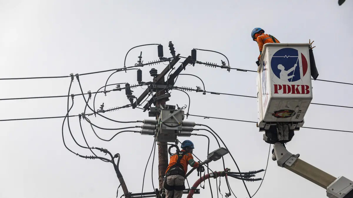 Petugas PLN melalukan perawatan jaringan listrik di Sawangan, Depok, Jawa Barat, Sabtu (13/6/2026). (Salman Toyibi/Jawa Pos)