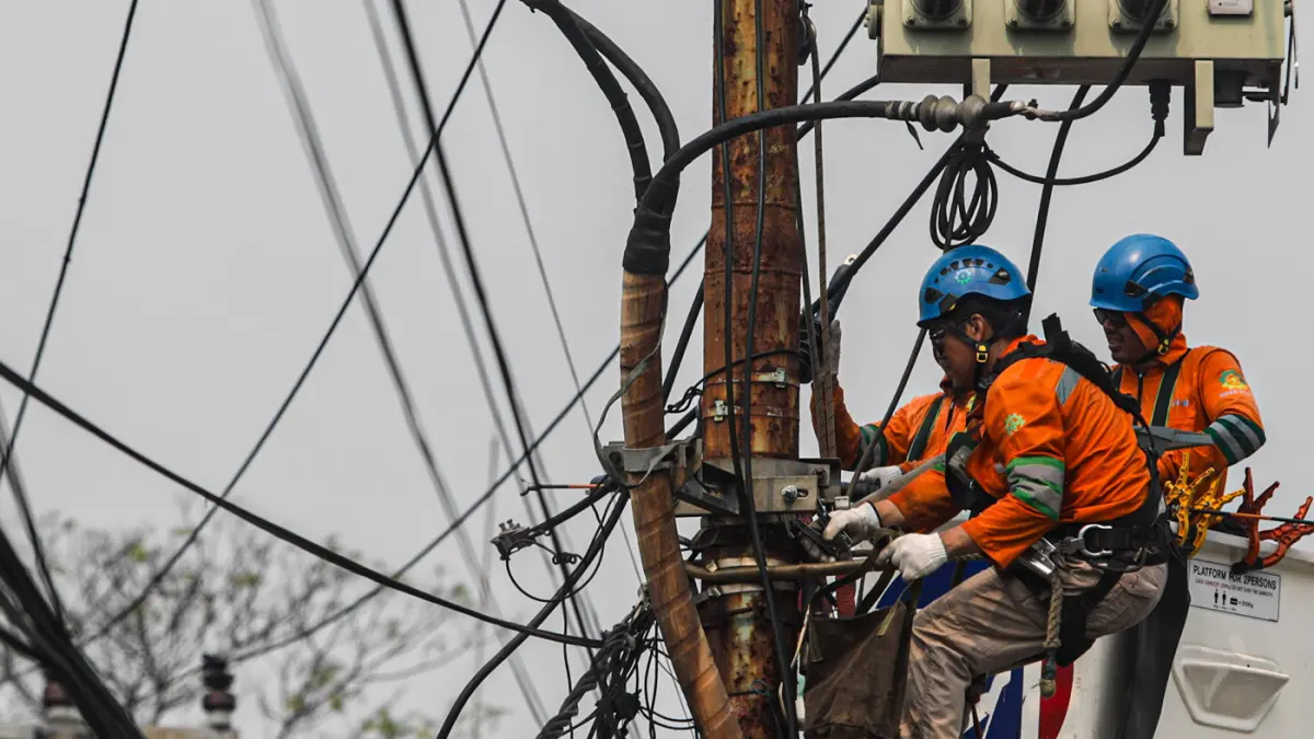 Petugas PLN melalukan perawatan jaringan listrik di Sawangan, Depok, Jawa Barat, Sabtu (13/6/2026). (Salman Toyibi/Jawa Pos)