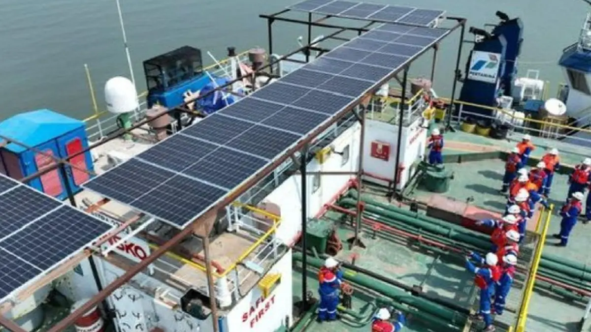 PT Pertamina Trans Kontinental (PTK) mengimplementasikan penggunaan Pembangkit Listrik Tenaga Surya (PLTS) pada Kapal Oil Barge (OB) Patra 2303. (ANTARA) - Image