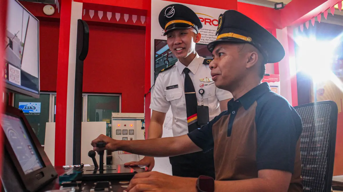 Sejumlah pengunjung mencoba train simulator LRTJakarta di Jakarta Fair Kemayoran 2026, Sabtu (13/06/2026). (Hanung Hambara/Jawa Pos)