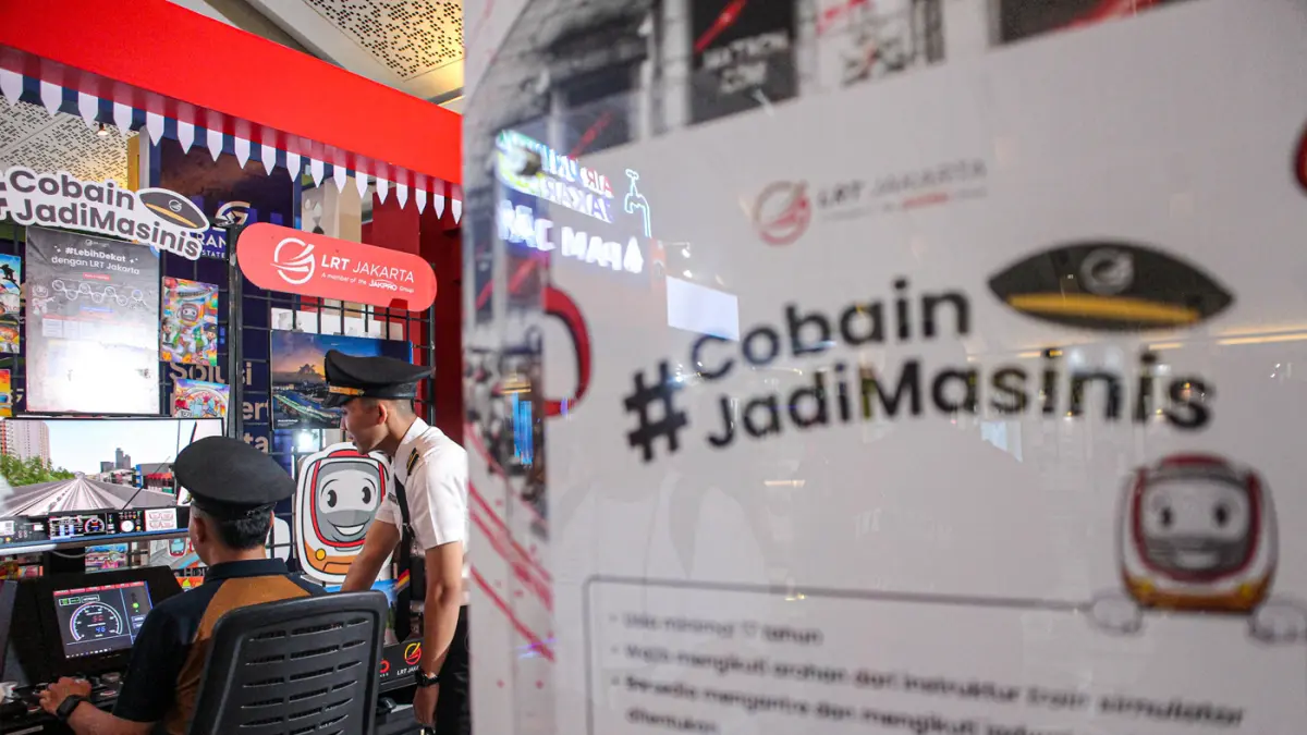 Sejumlah pengunjung mencoba train simulator LRTJakarta di Jakarta Fair Kemayoran 2026, Sabtu (13/06/2026). (Hanung Hambara/Jawa Pos)