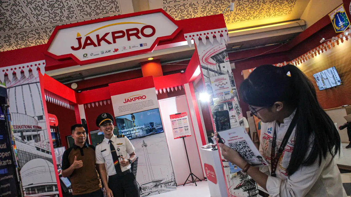 Sejumlah pengunjung mencoba train simulator LRTJakarta di Jakarta Fair Kemayoran 2026, Sabtu (13/06/2026). (Hanung Hambara/Jawa Pos)