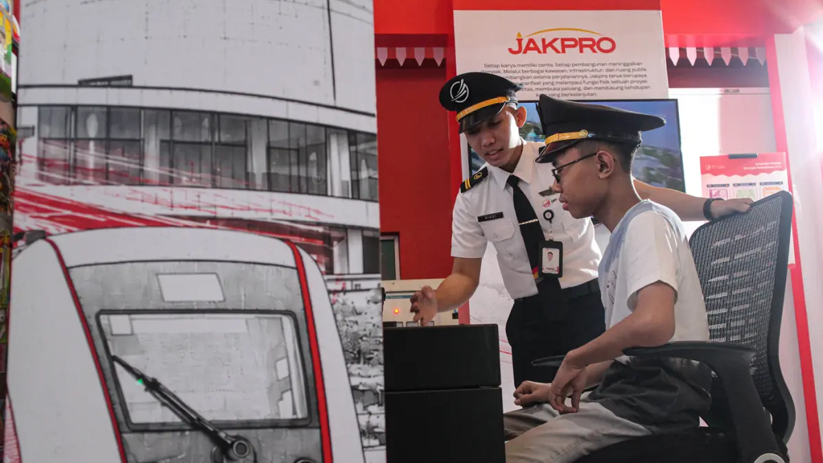 Sejumlah pengunjung mencoba train simulator LRTJakarta di Jakarta Fair Kemayoran 2026, Sabtu (13/06/2026). (Hanung Hambara/Jawa Pos)