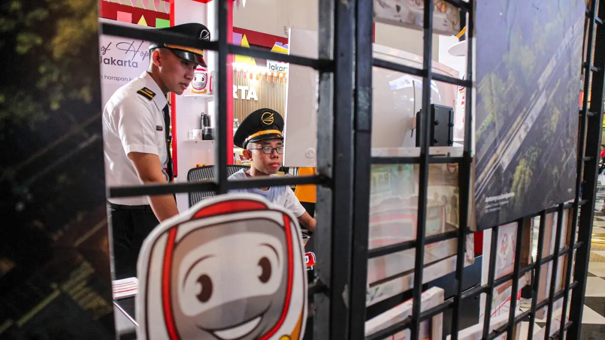 Sejumlah pengunjung mencoba train simulator LRTJakarta di Jakarta Fair Kemayoran 2026, Sabtu (13/06/2026). (Hanung Hambara/Jawa Pos)