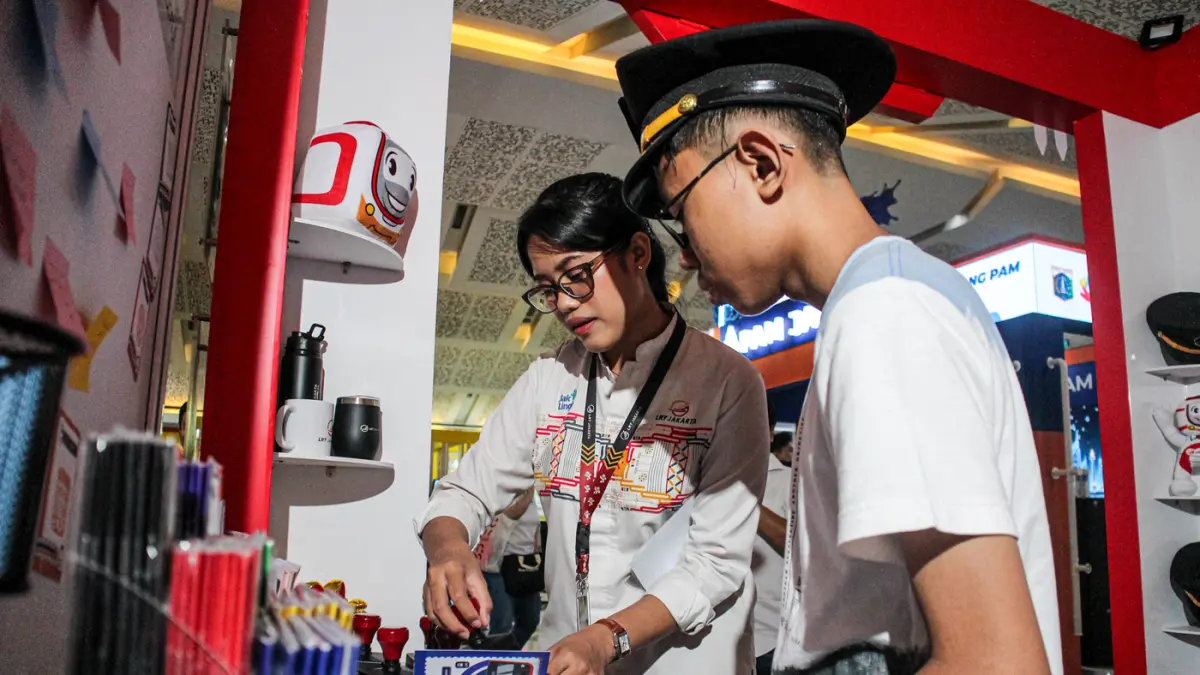 Sejumlah pengunjung mencoba train simulator LRTJakarta di Jakarta Fair Kemayoran 2026, Sabtu (13/06/2026). (Hanung Hambara/Jawa Pos)
