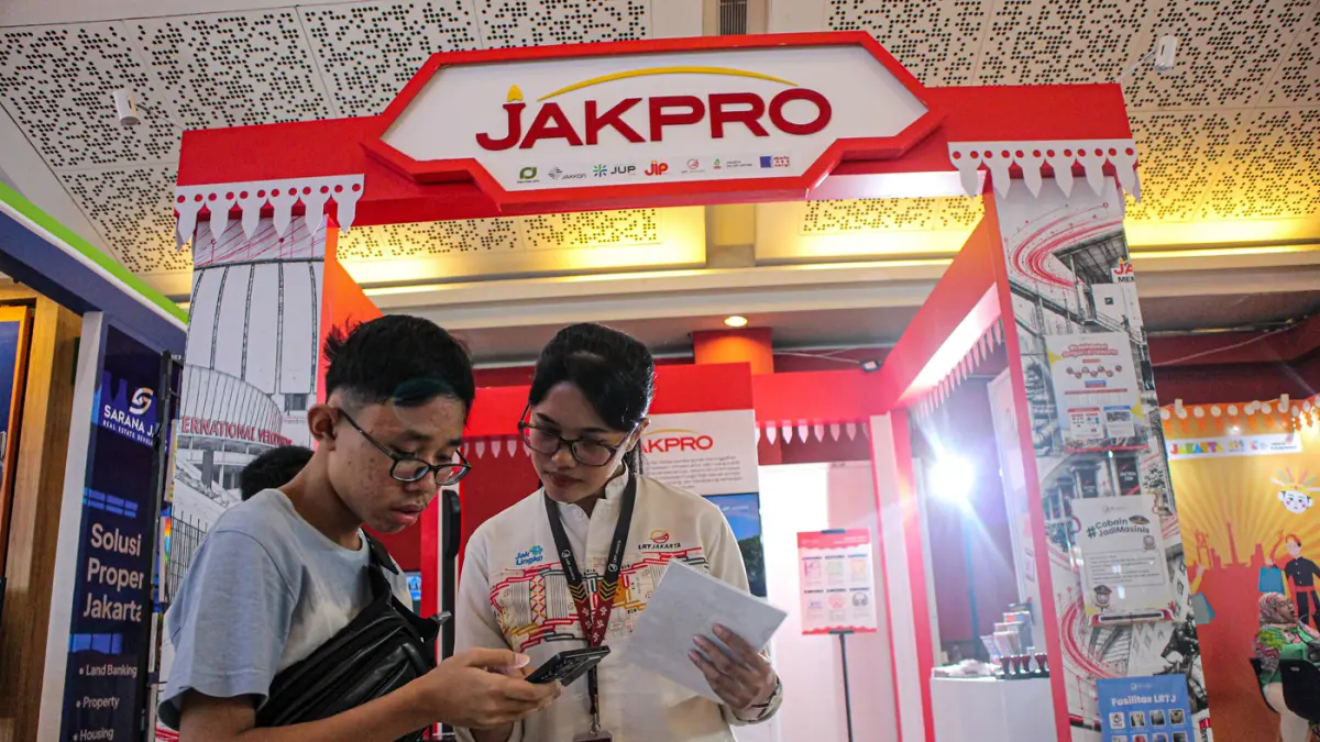 Sejumlah pengunjung mencoba train simulator LRTJakarta di Jakarta Fair Kemayoran 2026, Sabtu (13/06/2026). (Hanung Hambara/Jawa Pos)
