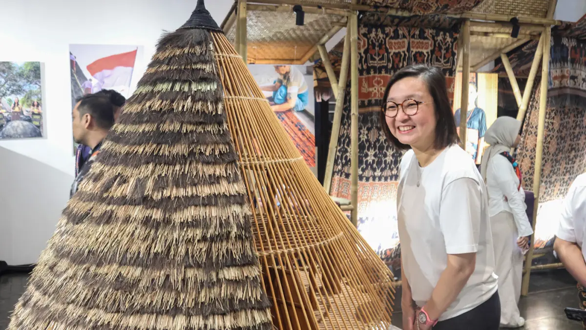 Wamen Ekraf Irine Umar melihat pameran Weaving Wonders di Jakarta, Sabtu (13/06/2026).