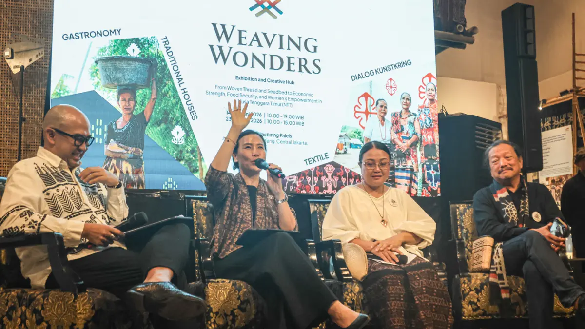 Dari kiri Wakil Menteri Pemberdayaan Perempuan dan Perlindungan Anak (PPPA), Veronica Tan, Ketua Tim Penggerak Pemberdayaan Kesejahteraan Keluarga (TP PKK) Nusa Tenggara Timur Ny. Mindriyati Astiningsih Laka Lena, dan Ketua Panitia Weaving Wonders Yori An