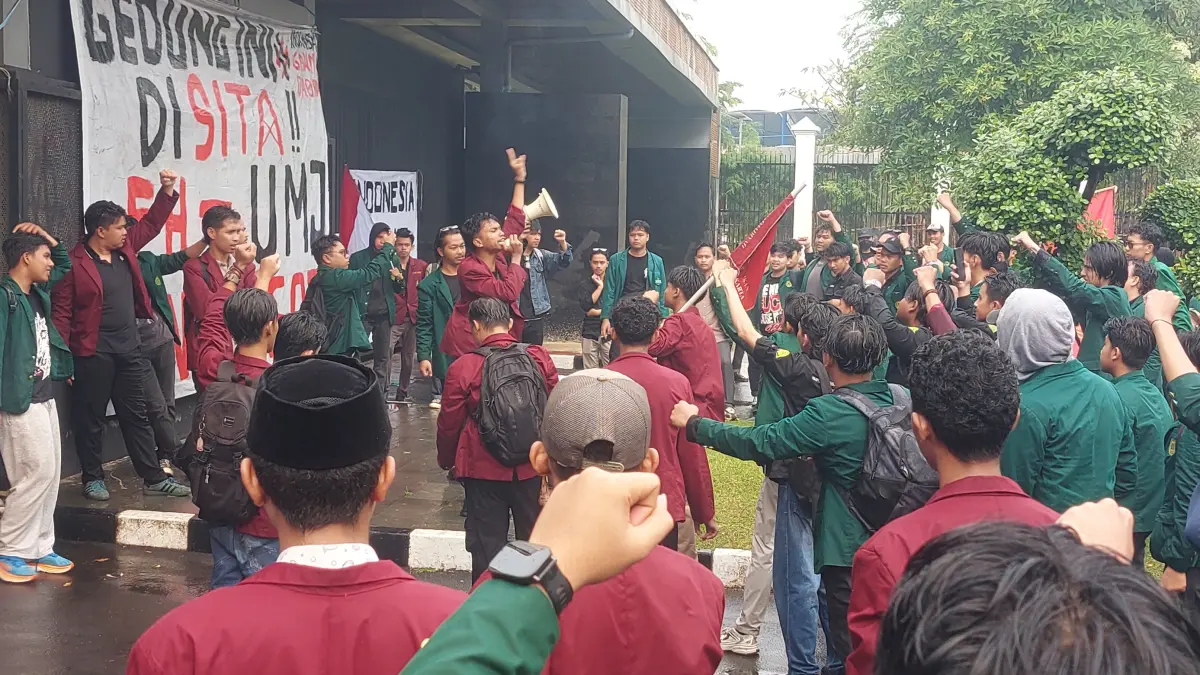 Gedung DPR Dikepung Ratusan Mahasiswa, Desak Prabowo-Gibran Mundur dan Serukan Reformasi Jilid II - Image