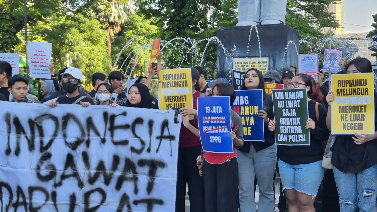 Ratusan Massa Aksi Kamisan Surabaya Soroti Rupiah Melemah hingga Desak MBG Dihentikan - Image